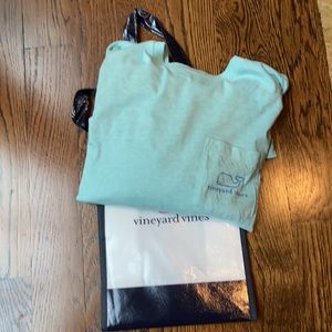 Like new Vineyard Vines long-sleeve pocket tee!